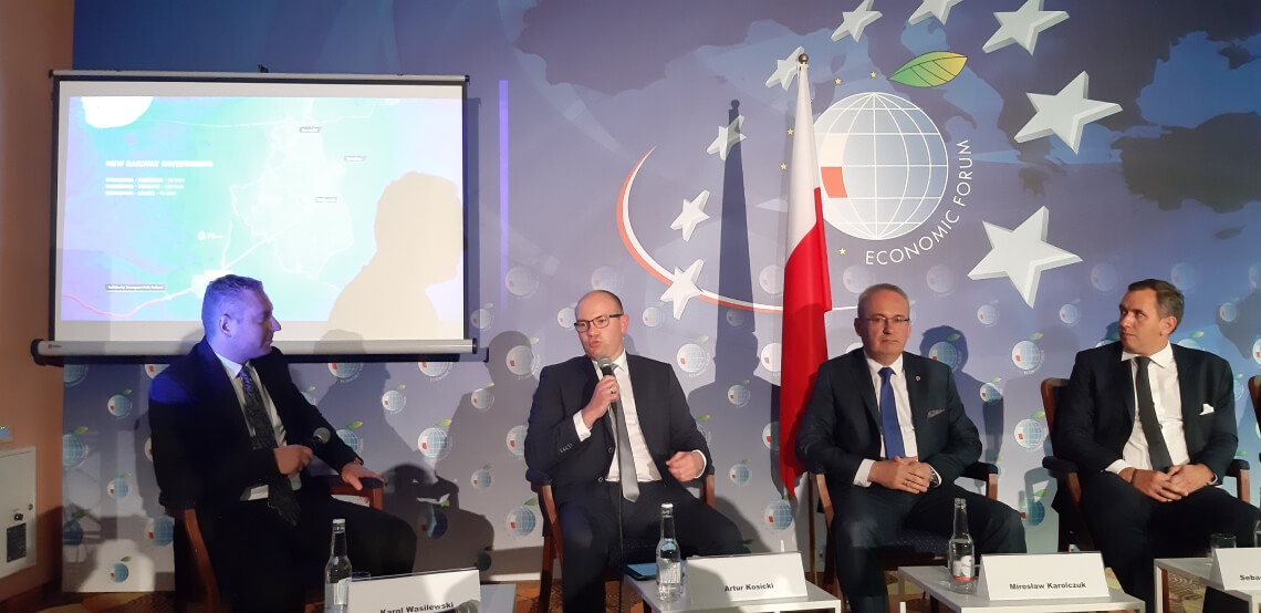 Panel dyskusyjny. Czterech rozmówców, wśród nich Marszałek Województwa Podlaskiego Artur Kosicki, drugi od lewej.