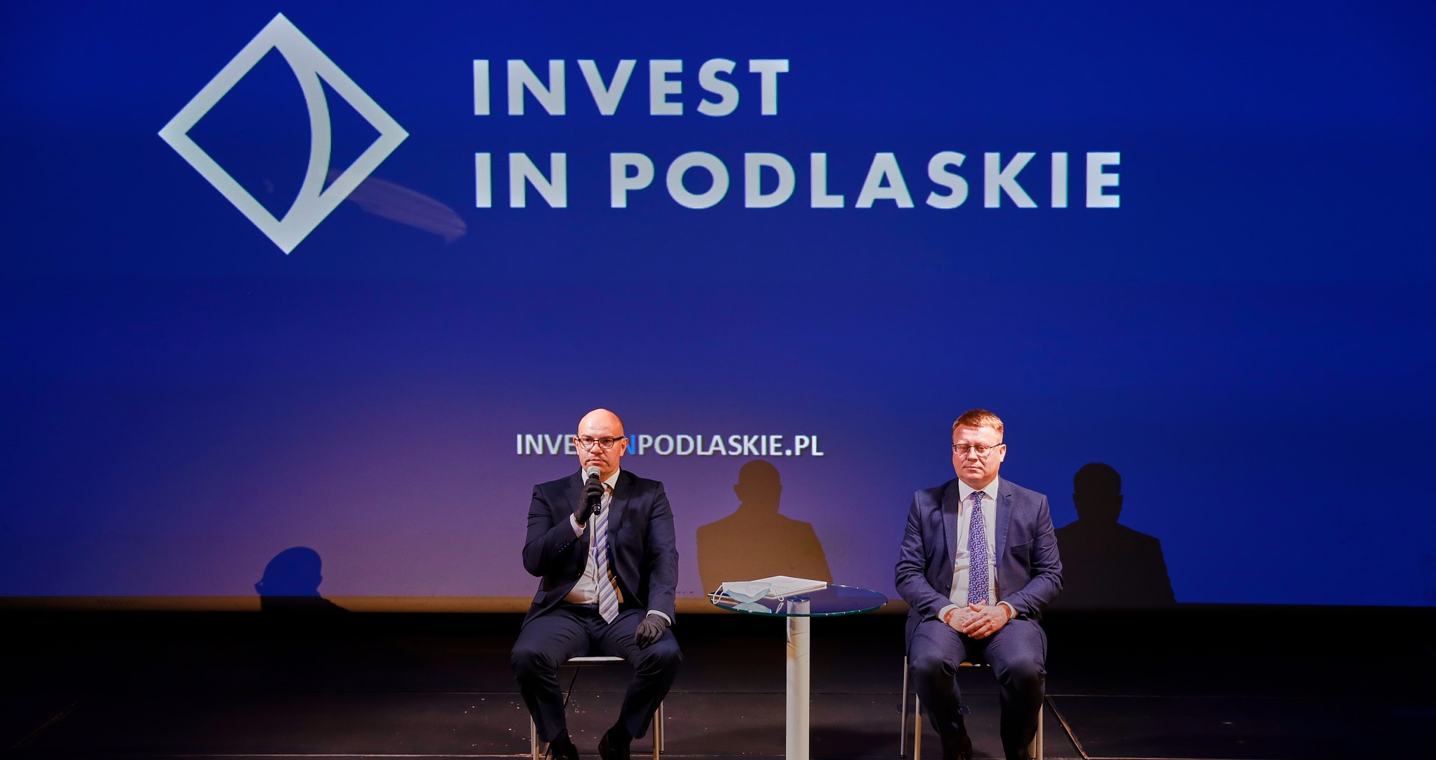 Konferencja prasowa. Po lewej stronie siedzi Marszałek Województwa Podlaskiego Artur Kosicki, po prawej Dyrektor Biura Obsługi Inwestorów i Promocji Gospodarczej UMWP Mariusz Dąbrowski.