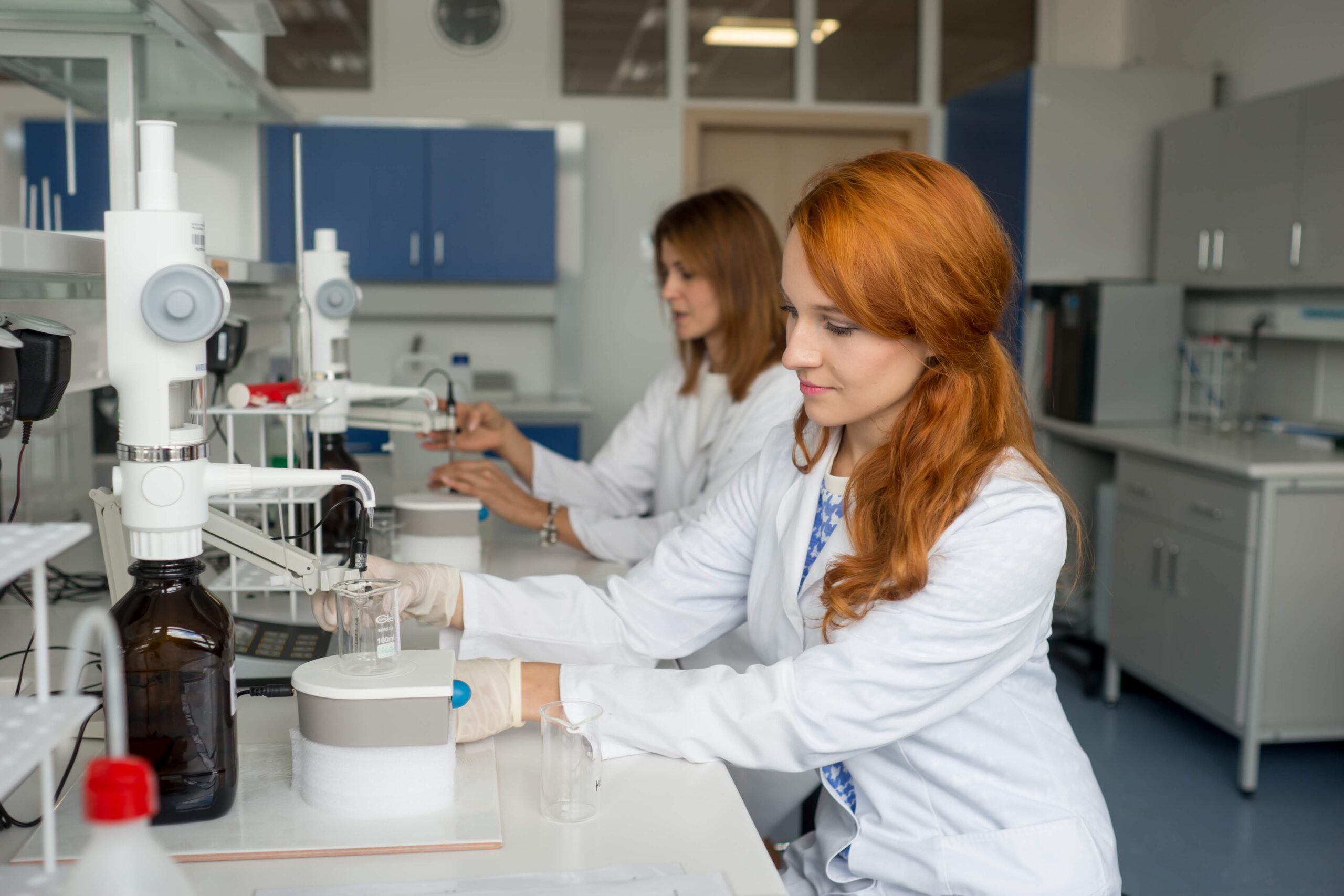 Kobiety pracujące w laboratorium.