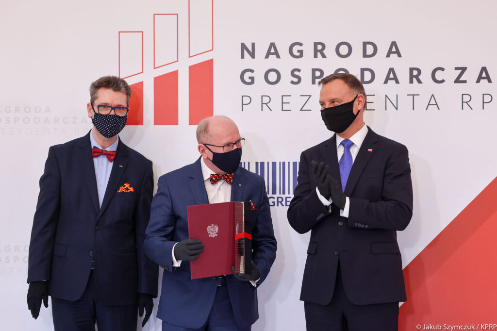 Profesor Henryk Skarżyński, Prezydent RP Andrzej Duda oraz przewodniczący Kapituły Nagrody pozują do pamiątkowego zdjęcia.