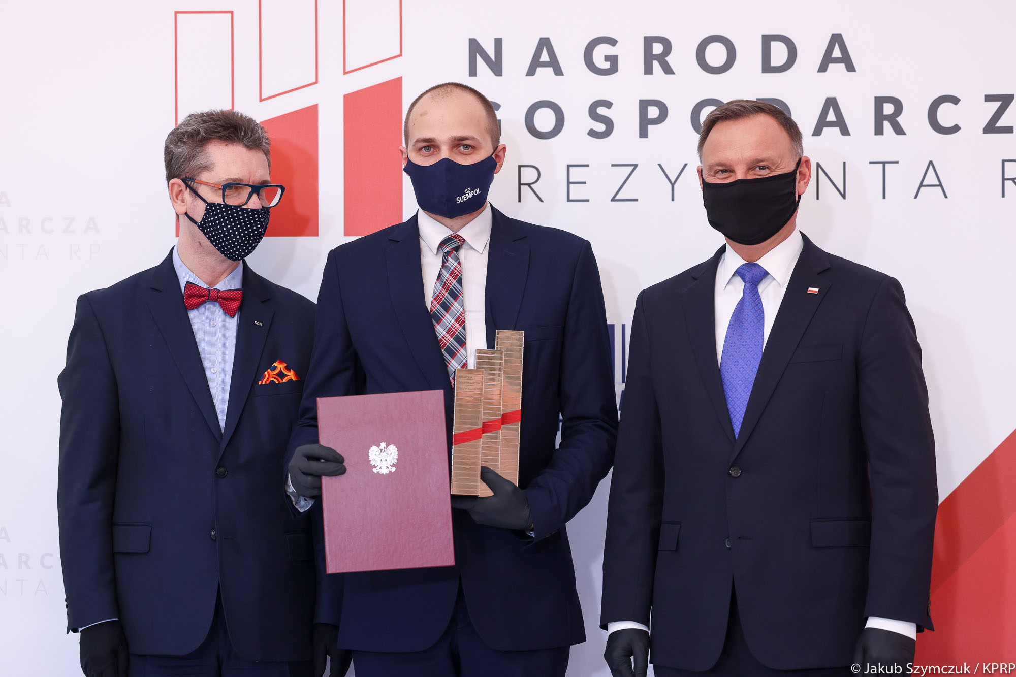 Przedstawiciel firmy Suempol, pozuje do pamiątkowego zdjęcia w towarzystwie Prezydenta RP oraz przewodniczącego kapituły.