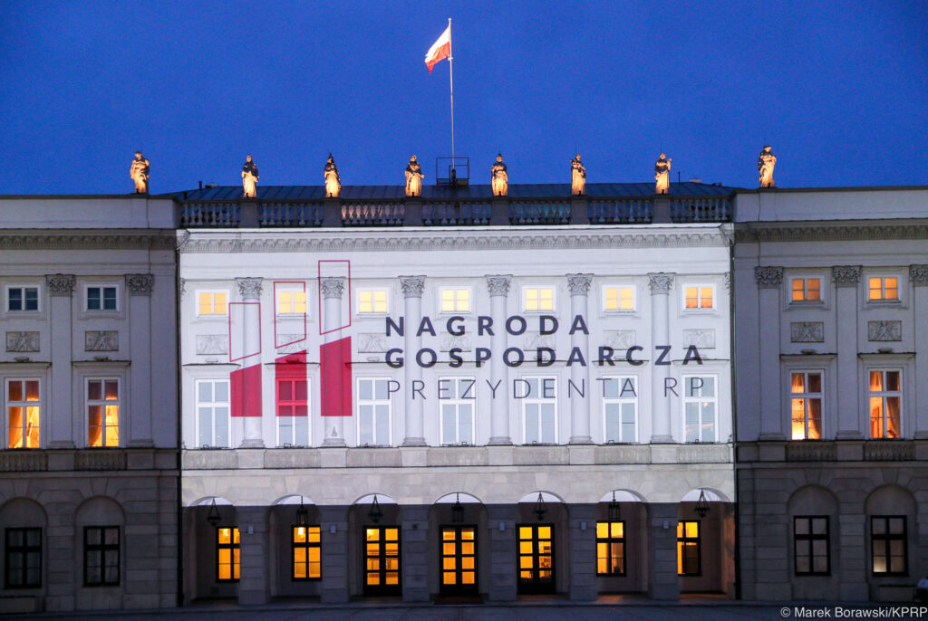 Okolicznościowa iluminacja wyświetlona na fasadzie Pałacu Prezydenckiego.