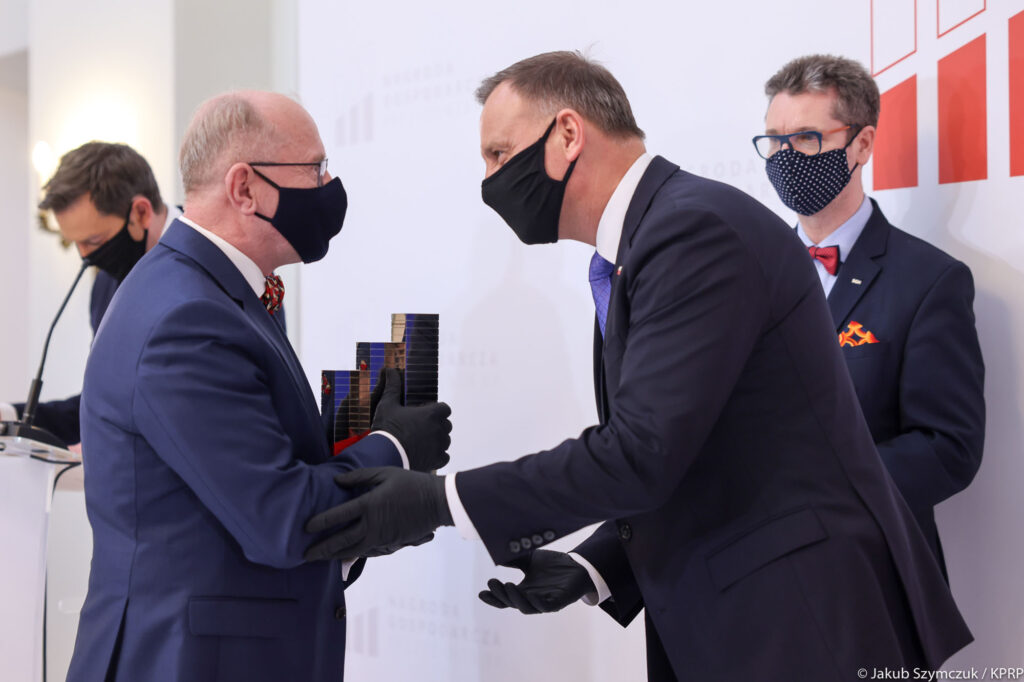 Prezydent RP Andrzej Duda wręcza statuetkę Profesorowi Henrykowi Skarżyńskiemu.