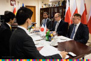 spotkanie Artura Kosickiego z ambasadorem Japonii, sześciu Panów rozmawia przy stole
