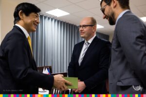 Artur Kosicki, ambasador Japonii i gość rozmawiają