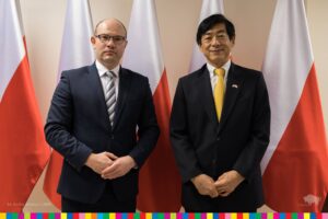 Artur Kosicki i ambasador Japonii pozują do zdjęcia