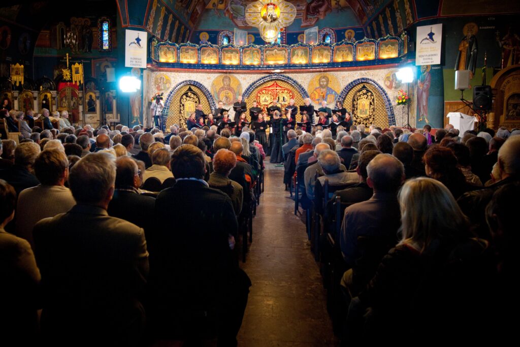 Koncert muzyki cerkiewnej, chór i publiczność w cerkwi