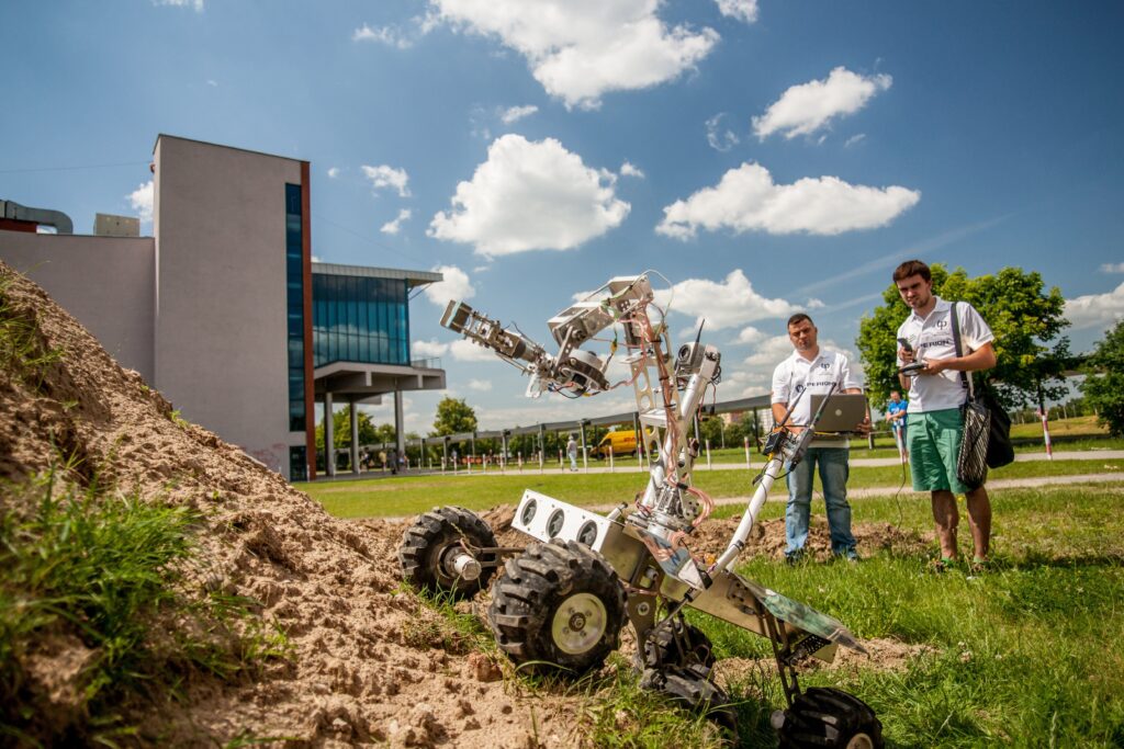 Dwóch Panów testujących robota na terenie Politechniki Białostockiej