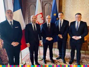 spotkanie przedstawicieli urzędu marszałkowskiego z partnerami francuskimi, na zdjęciu pięciu Panów pozuje do zdjęcia na tle flag
