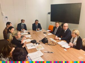 spotkanie przedstawicieli urzędu marszałkowskiego z partnerami francuskimi, na zdjęciu dyskusja 10 osób przy stole