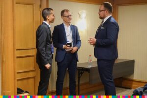 rozmowy kuluarowe podczas prezentacji podlaskich firm w Brukseli, na zdjęciu Marszałek Sebastian Łukaszewicz i dwóch Panów