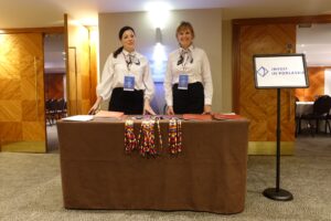 Stoisko rejestracji podczas misji podlaskich przedsiębiorców w Londynie, na zdjęciu dwie pracownice UMWP