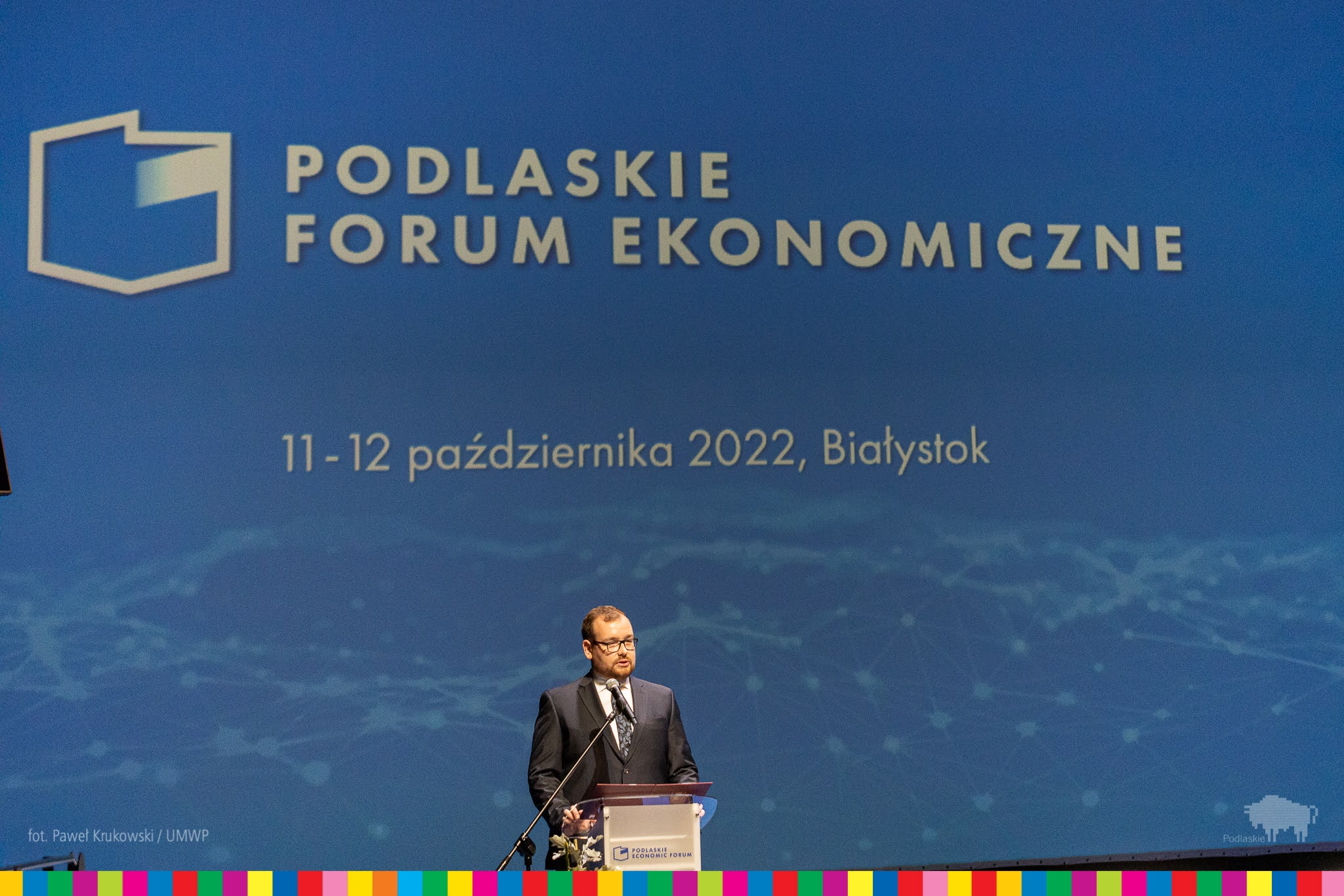 scena główna opery, marszałek Sebastian Łukaszewicz wita gości podlaskiego forum ekonomicznego 2022