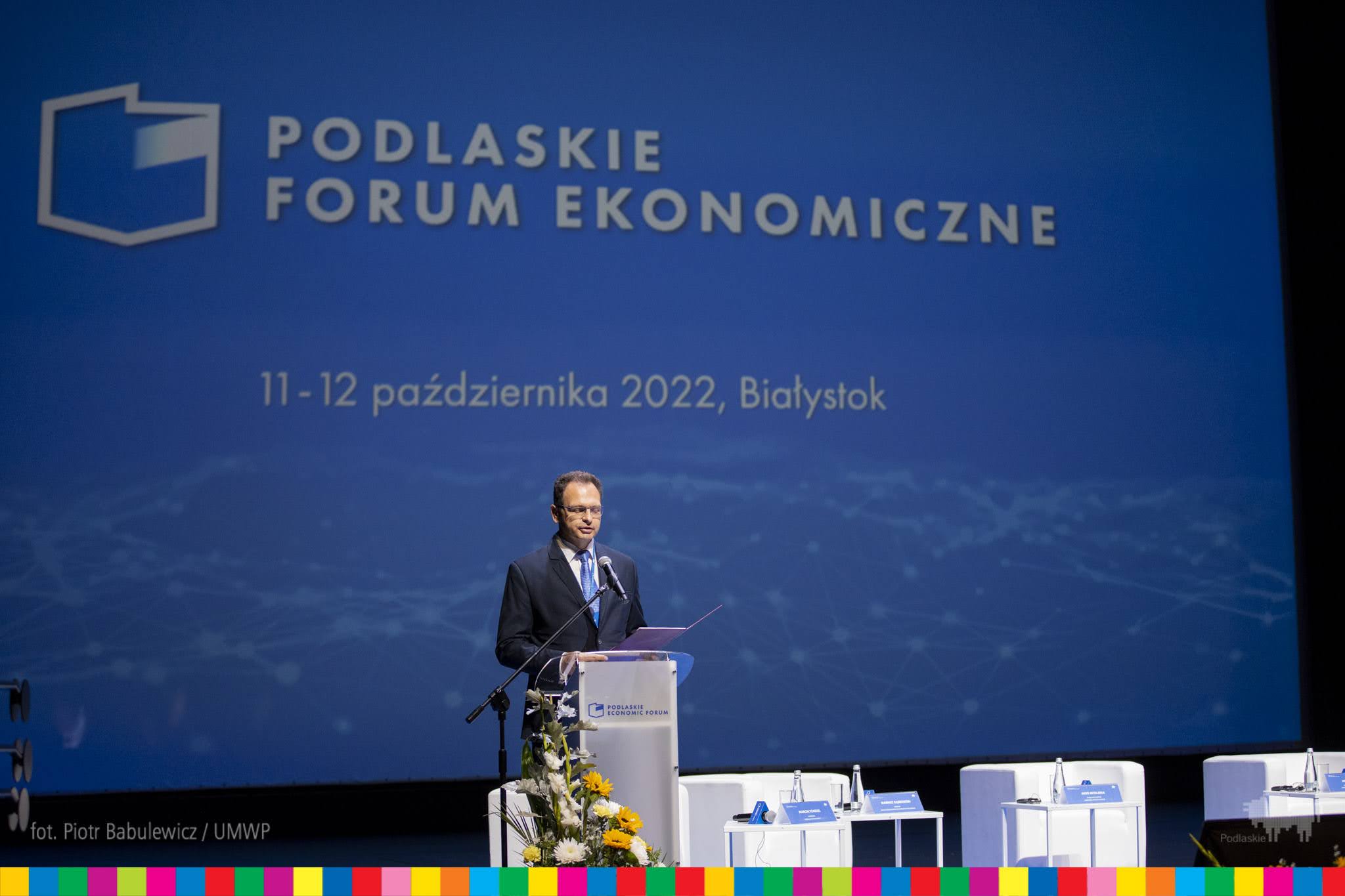 scena główna opery, moderator zapowiada rozpoczęcie podlaskiego forum ekonomicznego 2022