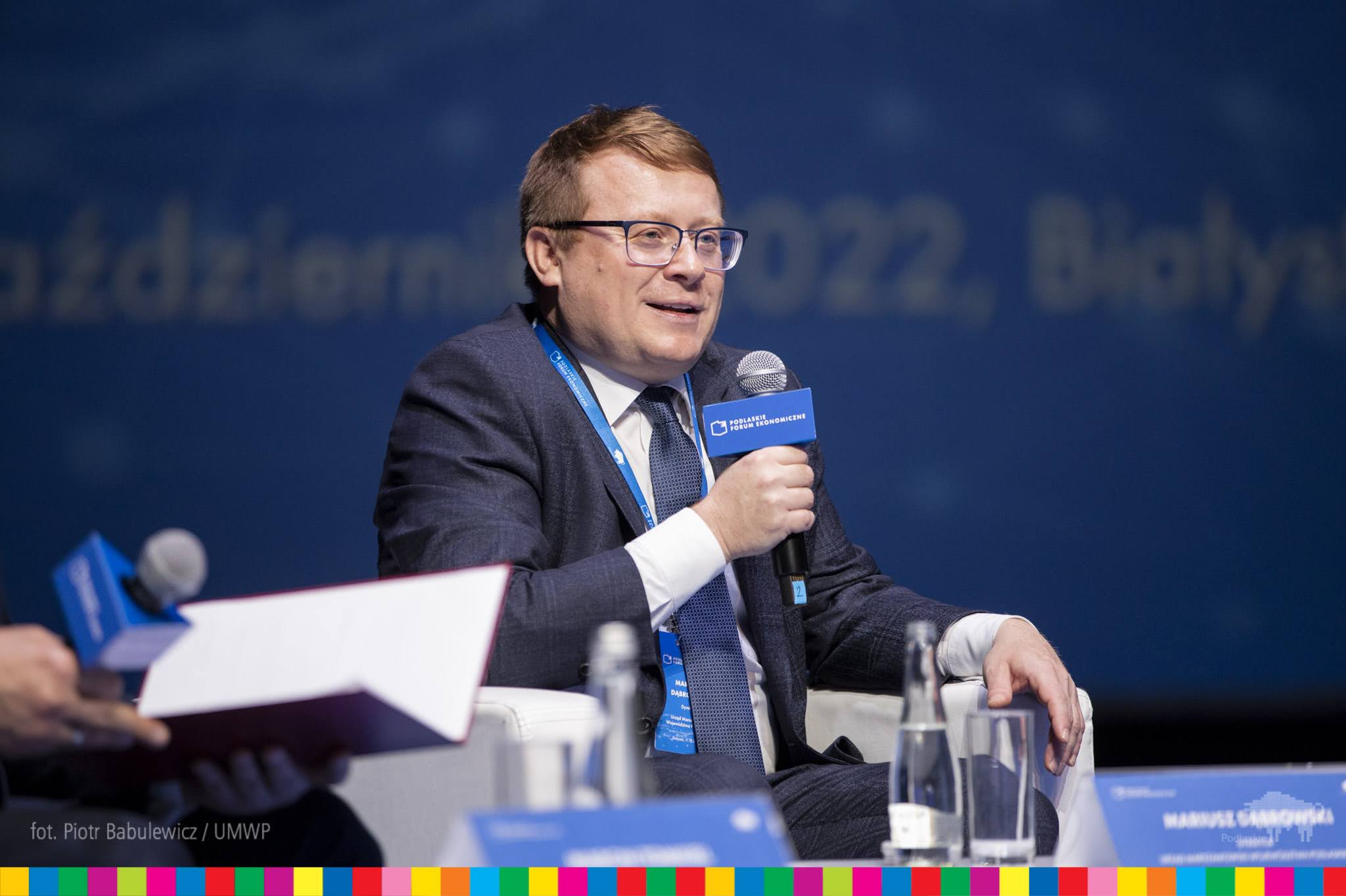 panel dyskusyjny, dyrektor Mariusz Dąbrowski przemawia do uczestników podlaskiego forum ekonomicznego 2022