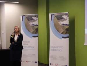 dyrektor Katarzyna Pietraszewska przemawia podczas konferencji standardy obsługi inwestora w samorządach województwa podlaskiego