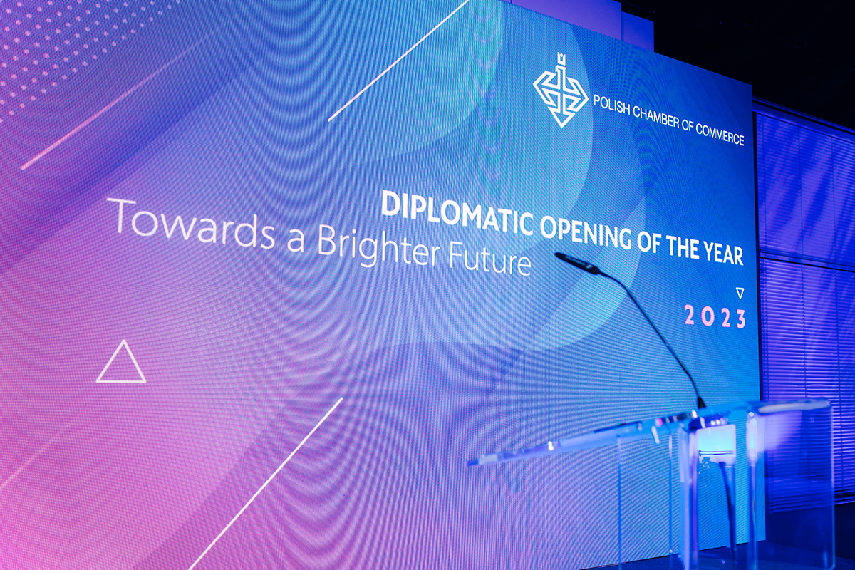 scena z ekranem na Dyplomatycznym Otwarciu Roku 2023