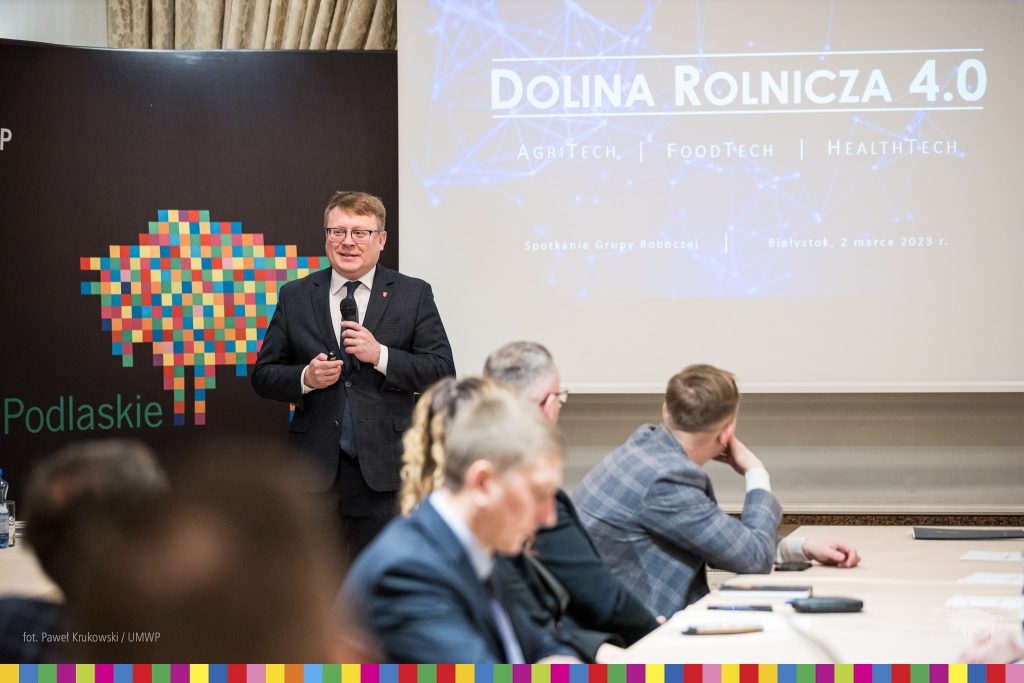 dyrektor Mariusz Dąbrowski przemawia do uczestników drugiego spotkania informacyjnego grupy roboczej Dolina Rolnicza 4.0