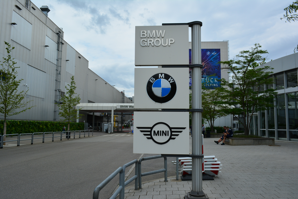 Słup z tablicami reklamowymi niemieckiego producenta samochodów
