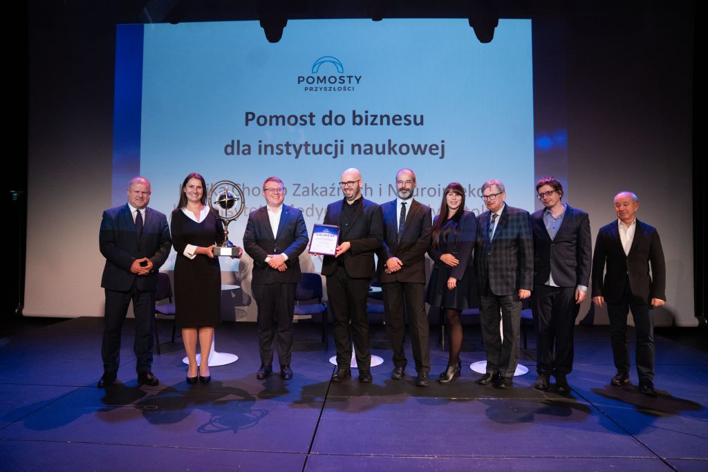zdjęcie przedstawia laureatów konkursu Pomosty Przyszłości stojących na scenie
